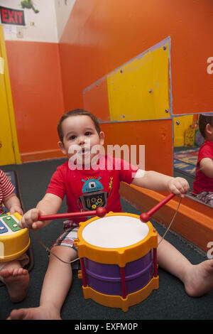 Vorschule Tagescamp Sommerprogramm im Stadtteil Kensington multiethnischen Brooklyn, NY. Stockfoto