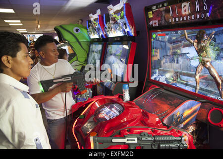 Videospielhalle mit spielen, die Tötung mit Waffen, Coney Island, Brooklyn, New York gehören. Stockfoto