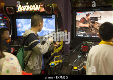 Videospielhalle mit spielen, die Tötung mit Waffen, Coney Island, Brooklyn, New York gehören. Stockfoto