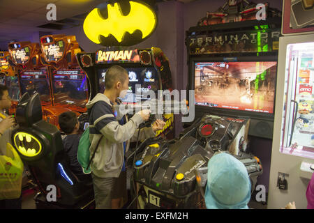 Videospielhalle mit spielen, die Tötung mit Waffen, Coney Island, Brooklyn, New York gehören. Stockfoto