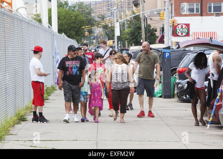 Menschen aller Altersgruppen Fuß zum Strand und Promenade in Coney Island am 4. Juli von der u-Bahn-Station. Stockfoto