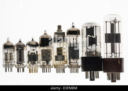 Sammlung von alten verwendet Glas-Vakuum-Röhren verwendet in Radio und frühen tv crt Verstärker Anode und Kathode mit Heizfaden Sammler Stockfoto