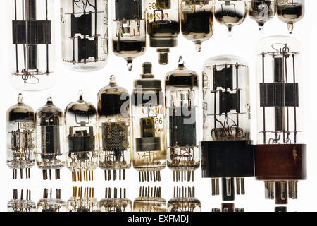 Sammlung von alten verwendet Glas-Vakuum-Röhren verwendet in Radio und frühen tv crt Verstärker Anode und Kathode mit Heizfaden Sammler Stockfoto