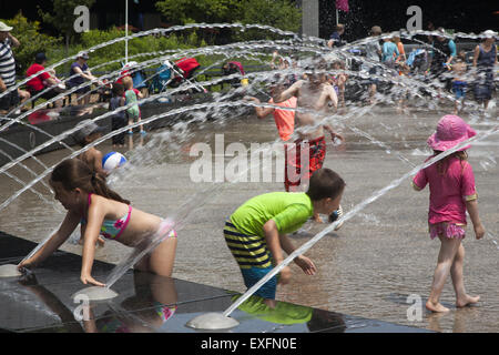 Kinder haben eine große Sommer-Spaß im Wasserpark im Lakeside Center in Prospect Park, Brooklyn, NY. Stockfoto