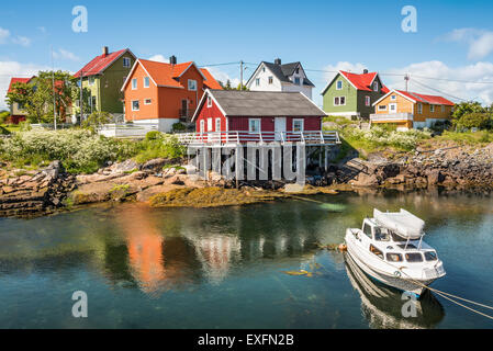 Fischerdorf Henningsvær auf Lofoten, Norwegen mit typischen bunten Holzhäusern Stockfoto