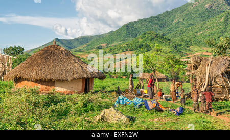 Äthiopischen Familie bereitet das Abendessen vor ihrem Haus im südlichen Teil von Äthiopien. Stockfoto