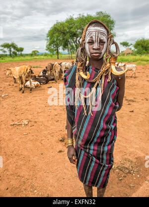 Kleiner Junge aus dem afrikanischen Stamm Hörnern Mursi mit traditionellen in Mago Nationalpark, Äthiopien Stockfoto