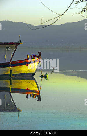 Griechische traditionelle flache Talsohle Fischerboot im Trihonida See bei Sonnenuntergang in Aetoloacarnania Region, Griechenland Stockfoto