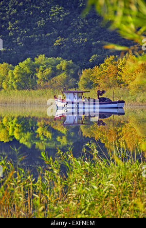 Griechische traditionelle flache Talsohle Fischerboot im Trihonida See in Aetoloacarnania Region, Griechenland Stockfoto