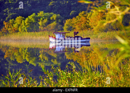 Griechische traditionelle flache Talsohle Fischerboot im Trihonida See in Aetoloacarnania Region, Griechenland Stockfoto