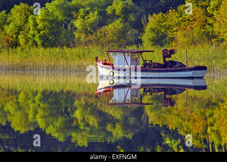 Griechische traditionelle flache Talsohle Fischerboot im Trihonida See in Aetoloacarnania Region, Griechenland Stockfoto