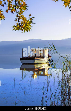 Griechische traditionelle flache Talsohle Fischerboot im Trihonida See in Aetoloacarnania Region, Griechenland Stockfoto