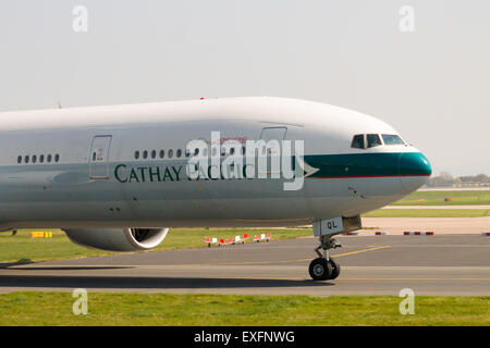 Cathay Pacific Boeing 777 auf Manchester Airport Taxiway Rollen. Stockfoto