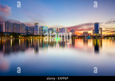 Orlando, Florida, USA Innenstadt am Lake Eola Skyline. Stockfoto