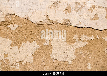 Defekte alte farbige Lehm Wand Stockfoto