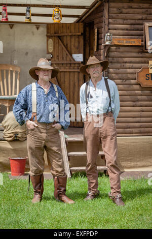 Männer gekleidet im "wilden Westen" Kostüm für die Vereinigten Staaten des 19. Jahrhunderts typisch. Personen sind Wild West Re-enactment, England UK Stockfoto