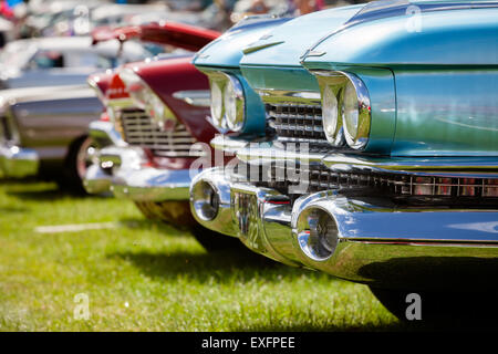 Blick auf die Fronten von mehreren amerikanischen Oldtimer in Sternen und Streifen Rally oder Shows im Vereinigten Königreich Stockfoto