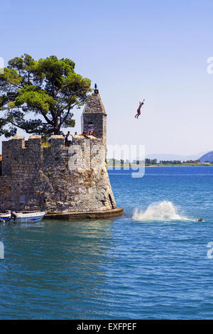 Eine Nahaufnahme von Nafpaktos mittelalterlichen Hafen und Leuchtturm in Aetoloacarnania Präfektur, Sterea Ellada, Griechenland Stockfoto