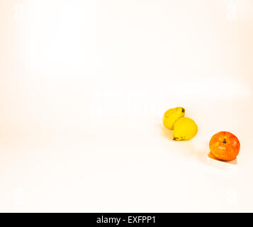 zwei Birnen und einen Apfel Stockfoto
