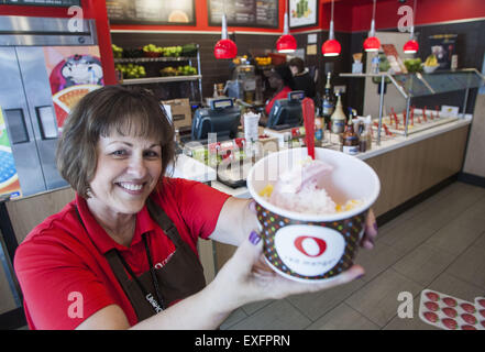 Los Angeles, Kalifornien, USA. 17. Juni 2015. Kathy Hamill, Besitzer von Red Mango Smoothie und gefrorenen Joghurt Shop. © Ringo Chiu/ZUMA Draht/Alamy Live-Nachrichten Stockfoto