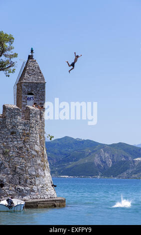 Eine Nahaufnahme von Nafpaktos mittelalterlichen Hafen und Leuchtturm in Aetoloacarnania Präfektur, Sterea Ellada, Griechenland Stockfoto