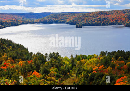 Malerische Luftaufnahme von Dorset Feuerturm Algonquin Hochland und See von Buchten mit Herbstfarben im herbstlichen Wald Stockfoto