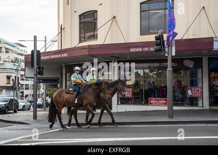 Redfern, berittene Polizei patrouillieren auf der Street, Sydney, Australien Stockfoto