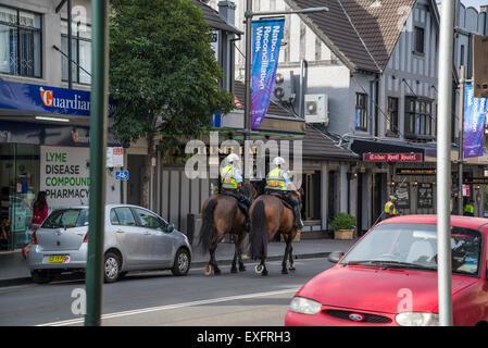 Redfern, berittene Polizei patrouillieren auf der Street, Sydney, Australien Stockfoto