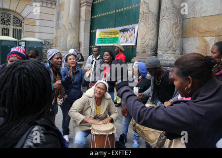 Bogota, Kolumbien. 13. Juli 2015. Lehrer bleiben vor der Kirche San Francisco während einer Protestaktion, eine Lohnerhöhung, in der Stadt Bogota, die Hauptstadt von Kolumbien, am 13. Juli 2015 zu verlangen. Über 100 Lehrer Nariño und Valle del Cauca, nahm die Einrichtungen der Kirche San Francisco während einer Protestaktion, eine Gehaltserhöhung zu fordern und gewährleistet, dass ihre Region. Bildnachweis: Deutsche Enciso/COLPRENSA/Xinhua/Alamy Live-Nachrichten Stockfoto