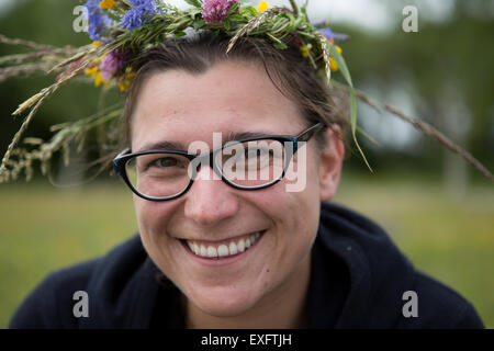 Junge Frau mit Blumen im Haar, Porträt Stockfoto