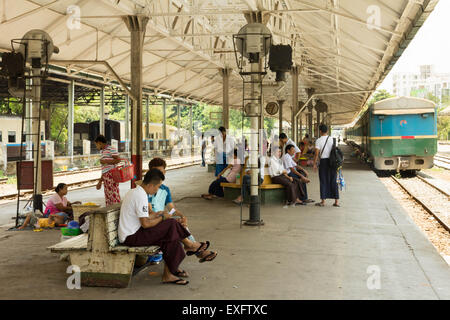 Yangon, Myanmar-Mai 5. 2014: Leute warten auf die Plattform am Hauptbahnhof. Stockfoto