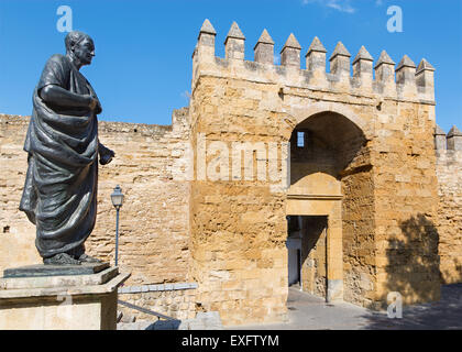 Cordoba - die Statue des Philosophen Lucius Annaeus Seneca der jüngere von Amadeo Ruiz Olmos (1913 – 1993) und mittelalterliche Tor Puerto Stockfoto