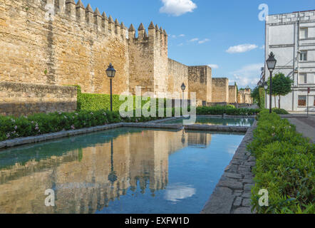 Córdoba, Spanien – 25. Mai 2015: Die mittelalterlichen Mauern der Stadt im Abendlicht. Stockfoto