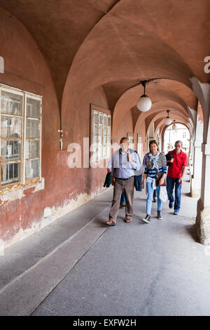 Eine mittelalterliche gewölbt Seitenstraße in das Prager Burgviertel, Pohorelec, Hradschin, Tschechische Republik Stockfoto