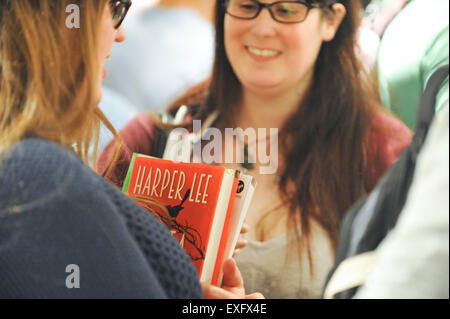 Foyles, Charing Cross Road, London, UK. 13. Juli 2015. Der Roman Harper Lee, Go Set ein Wächter geht auf den Verkauf um Mitternacht Stockfoto