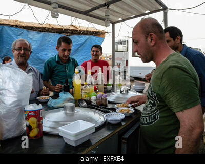 Arbil, Irak. 12. Juli 2015. Menschen in dem Flüchtlingslager. Dieser alle christlichen Flüchtlingslager von Menschen aus Bartalah Ba'shiqah Mosul Qarqush meist dominiert wird, um 1420-Familien sind die meisten von ihnen für die Zukunft ihrer Kinder hoffnungslos. Sie brauchen Strom seit, Norden des Irak ist zu heiß. © Jawdat Ahmad/Pacific Press/Alamy Live-Nachrichten Stockfoto