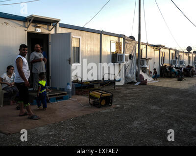 Arbil, Irak. 12. Juli 2015. Menschen im Flüchtlingslager. Dieser alle christlichen Flüchtlingslager von Menschen aus Bartalah Ba'shiqah Mosul Qarqush meist dominiert wird, um 1420-Familien sind die meisten von ihnen für die Zukunft ihrer Kinder hoffnungslos. Sie brauchen Strom seit, Norden des Irak ist zu heiß. © Jawdat Ahmad/Pacific Press/Alamy Live-Nachrichten Stockfoto