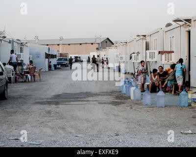 Arbil, Irak. 12. Juli 2015. Menschen in dem Flüchtlingslager. Dieser alle christlichen Flüchtlingslager von Menschen aus Bartalah Ba'shiqah Mosul Qarqush meist dominiert wird, um 1420-Familien sind die meisten von ihnen für die Zukunft ihrer Kinder hoffnungslos. Sie brauchen Strom seit, Norden des Irak ist zu heiß. © Jawdat Ahmad/Pacific Press/Alamy Live-Nachrichten Stockfoto