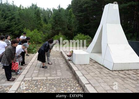 (150714)--HARBIN, 14. Juli 2015 (Xinhua)--japanische Bürger, die während des zweiten Weltkriegs vom chinesischen Volk angenommen wurden, trauern um Adoptiveltern vor einem Grab auf einem Friedhof, chinesische Adoptiveltern in Fangzheng County in der Nähe von Harbin, der Hauptstadt des nordöstlichen Chinas Provinz Heilongjiang, 13. Juli 2015 auswendig zu lernen. Eine Gruppe von 54 japanischen Bürgerinnen und Bürger, alle jetzt Waisen, einen Besuch der Gräber von ihren Adoptiveltern chinesischen hier am Montag bezahlt. Verlassen von ihren leiblichen Eltern während der eiligen Rückzug am Ende des zweiten Weltkrieges im Jahr 1945, die Waisen, jetzt über 70 Jahre alt, wurden aufgenommen und Rais Stockfoto