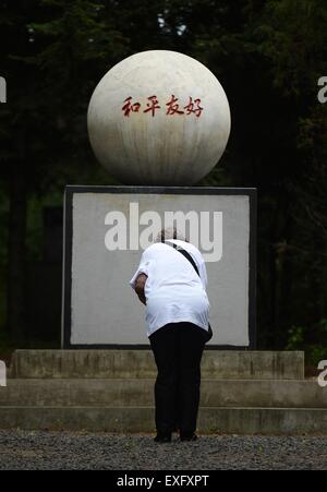 (150714)--HARBIN, 14. Juli 2015 (Xinhua)--ein japanische Bürger, die während des zweiten Weltkriegs vom chinesischen Volk angenommen wurde, trauert für Adoptiveltern vor einem Grab auf einem Friedhof, chinesische Adoptiveltern in Fangzheng County in der Nähe von Harbin, der Hauptstadt des nordöstlichen Chinas Provinz Heilongjiang, 13. Juli 2015 auswendig zu lernen. Eine Gruppe von 54 japanischen Bürgerinnen und Bürger, alle jetzt Waisen, einen Besuch der Gräber von ihren Adoptiveltern chinesischen hier am Montag bezahlt. Verlassen von ihren leiblichen Eltern während der eiligen Rückzug am Ende des zweiten Weltkrieges im Jahr 1945, die Waisen, jetzt über 70 Jahre alt, wurden aufgenommen und Rais Stockfoto