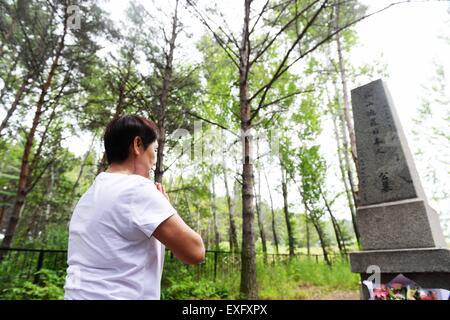 (150714)--HARBIN, 14. Juli 2015 (Xinhua)--ein japanische Bürger, die während des zweiten Weltkriegs vom chinesischen Volk angenommen wurde, trauert für Adoptiveltern vor einem Grab auf einem Friedhof, chinesische Adoptiveltern in Fangzheng County in der Nähe von Harbin, der Hauptstadt des nordöstlichen Chinas Provinz Heilongjiang, 13. Juli 2015 auswendig zu lernen. Eine Gruppe von 54 japanischen Bürgerinnen und Bürger, alle jetzt Waisen, einen Besuch der Gräber von ihren Adoptiveltern chinesischen hier am Montag bezahlt. Verlassen von ihren leiblichen Eltern während der eiligen Rückzug am Ende des zweiten Weltkrieges im Jahr 1945, die Waisen, jetzt über 70 Jahre alt, wurden aufgenommen und Rai Stockfoto