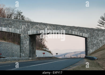 Fahren unter einem steinernen Unterführung entlang der Blue Ridge Parkway im Winter produziert eine klare Sicht auf die Berge zu kommen Stockfoto