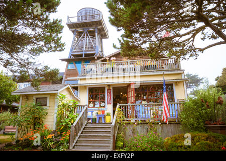 Bastelgeschäft in Mendocino, Kalifornien, bekannt für seine historische Wassertürme Stockfoto