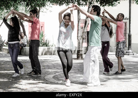 Drei junge Paare Hispanic üben Salsa tanzen in einem Innenhof in Oaxaca, Mexiko Stockfoto