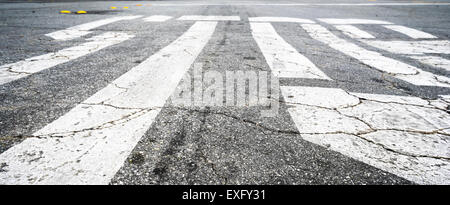 Das Wort gemalt STOP auf der Straße mit Risse im Belag Stockfoto