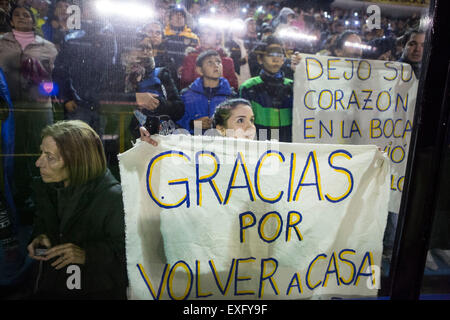 Buenos Aires, Argentinien. 13. Juli 2015. Fans halten Plakate während der Präsentation des argentinischen Fußball-Spieler Carlos Tevez als Spieler von Boca Juniors in der Alberto J. Armando Stadium in der Stadt Buenos Aires, Hauptstadt von Argentinien, am 13. Juli 2015. Bildnachweis: Martin Zabala/Xinhua/Alamy Live-Nachrichten Stockfoto
