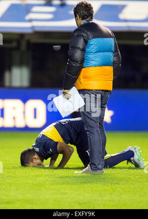 Buenos Aires, Argentinien. 13. Juli 2015. Argentinische Fußball-Spieler Carlos Tevez (unten) küsst den Rasen während seiner Präsentation als Spieler von Boca Juniors in der Alberto J. Armando Stadium in der Stadt Buenos Aires, Hauptstadt von Argentinien, 13. Juli 2015. Bildnachweis: Martin Zabala/Xinhua/Alamy Live-Nachrichten Stockfoto
