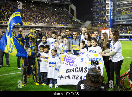 Buenos Aires, Argentinien. 13. Juli 2015. Argentinische Fußballspieler Carlos Tevez (C) posiert mit Kindern während seiner Präsentation als Spieler von Boca Juniors in der Alberto J. Armando Stadium in der Stadt Buenos Aires, Hauptstadt von Argentinien, 13. Juli 2015. Bildnachweis: Martin Zabala/Xinhua/Alamy Live-Nachrichten Stockfoto