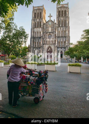 Verkäufer vor St. Josephs Kathedrale in Hanoi, Vietnam Stockfoto