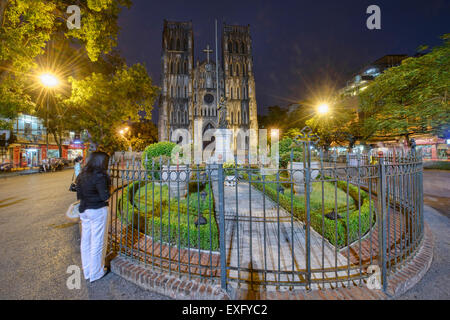 Beten vor St. Josephs Kathedrale in Hanoi, Vietnam Stockfoto
